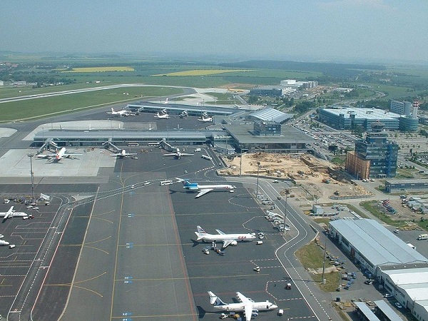  Aeropuerto Internacional de Praga, Rep. Checa. Ntese la terminal de pasajeros al fondo, la terminal de carga en primer plano, las pistas dedicadas a movimientos de vehculos y los guas de orientacin de las aeronaves.